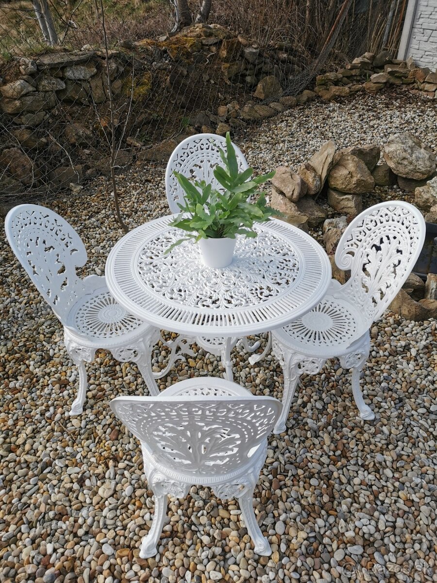 Stôl a 4 x stoličky (záhradný set)