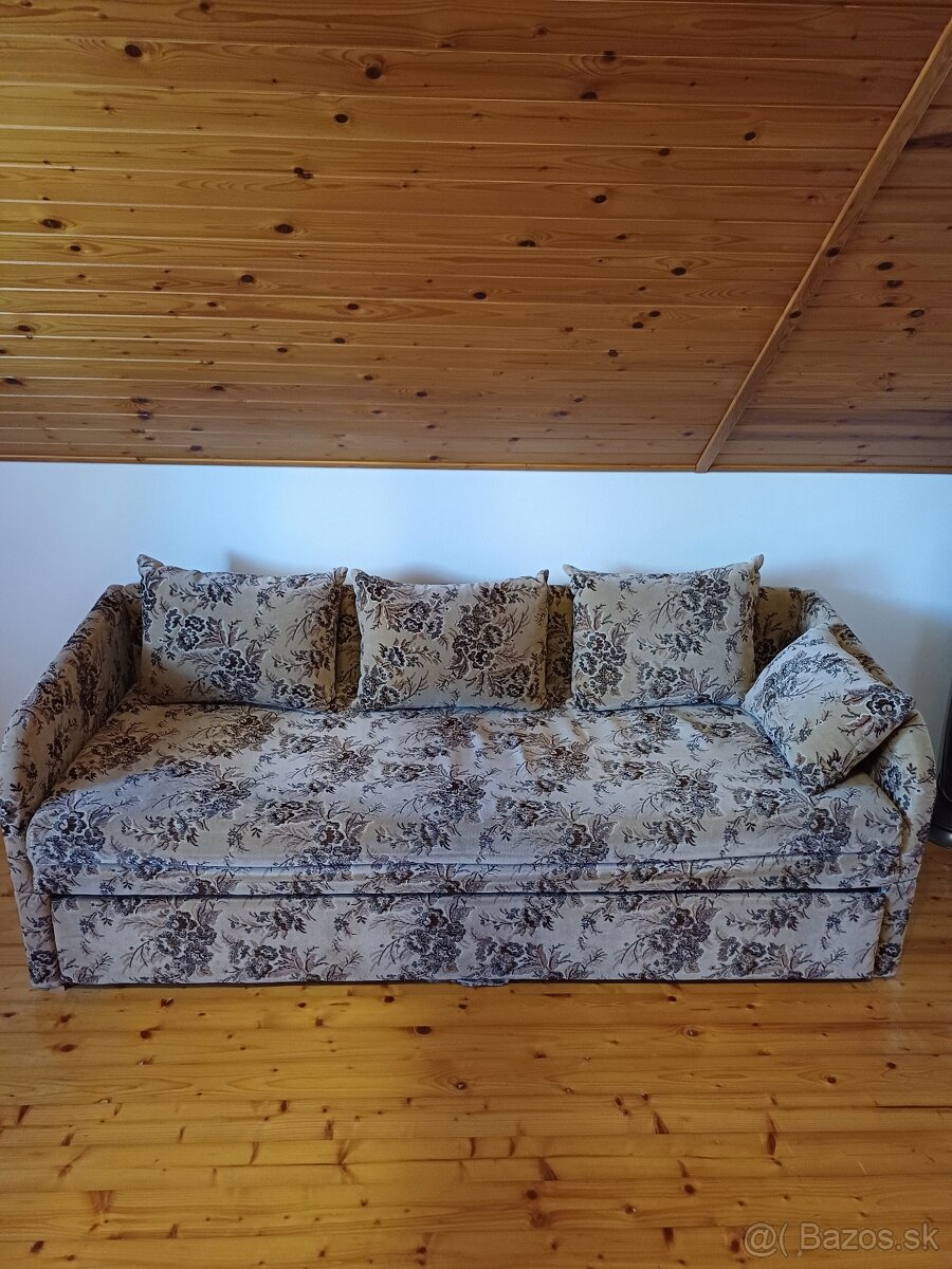Rozkladacia pohovka s úložným priestorom