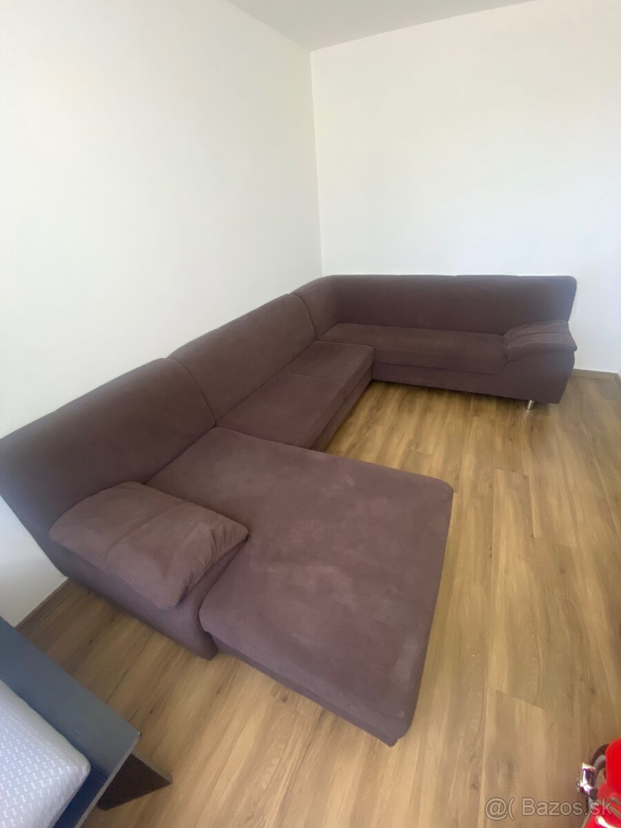 Veľký hnedý gauč v tvare U