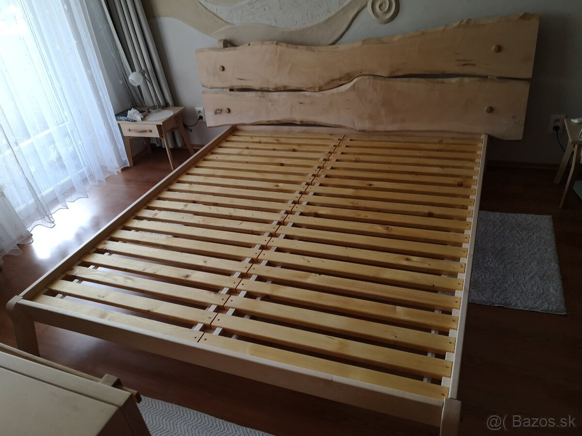 Svetlá drevená manželská posteľ
