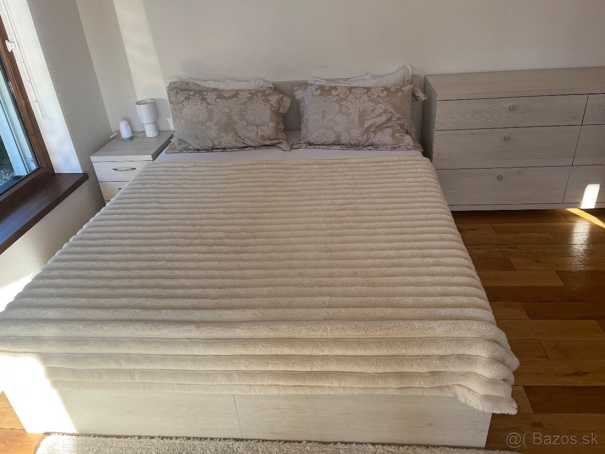 Manželská posteľ nočné stolíky komoda