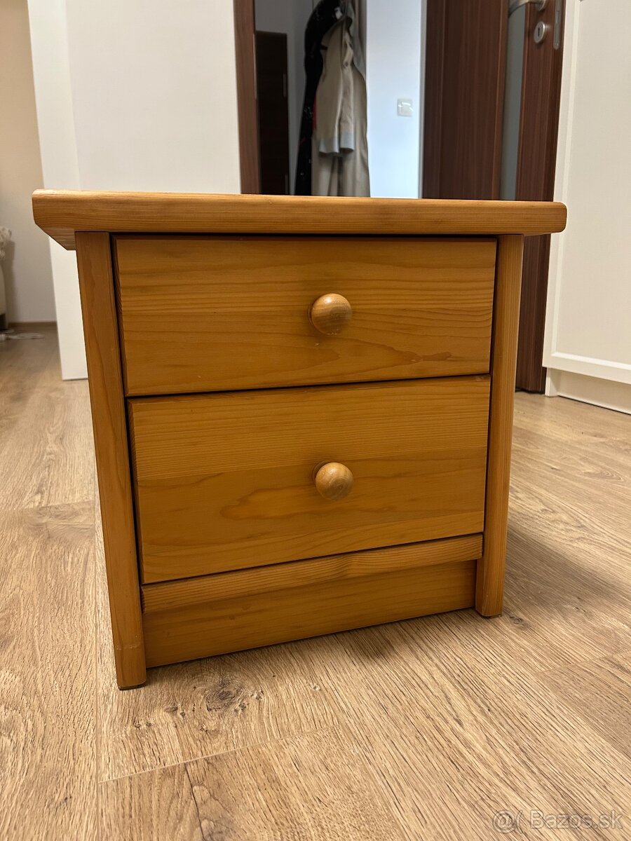 Nočný stolík z masívu