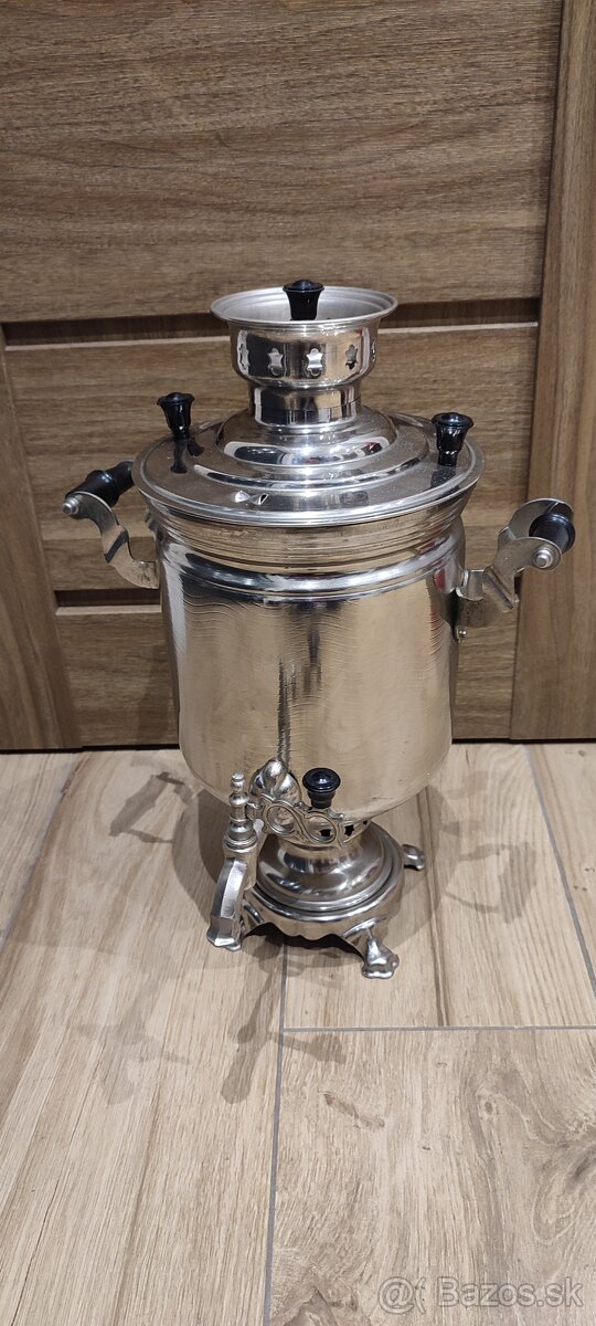 Ruský samovar na uhlíky.