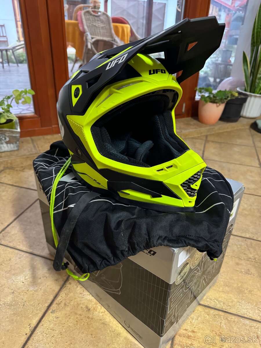 Prilba UFO echus veľkosť M