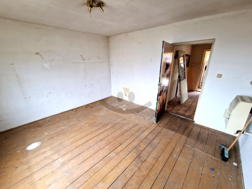 Starší rodinný dom s nádherným pozemkom v obci Hurbanovo