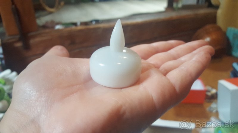 Elektrické sviečky, ktoré svietia po dotyku s vodou