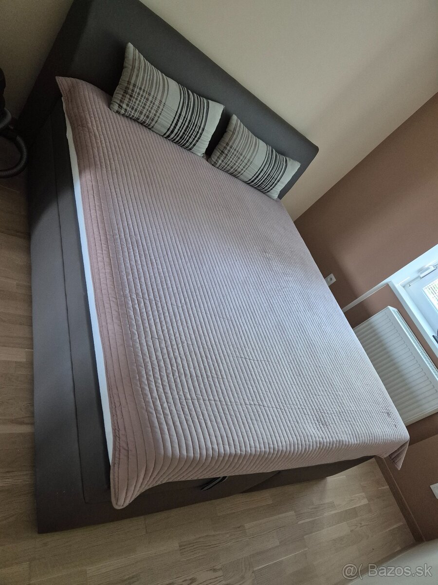 Boxspring posteľ