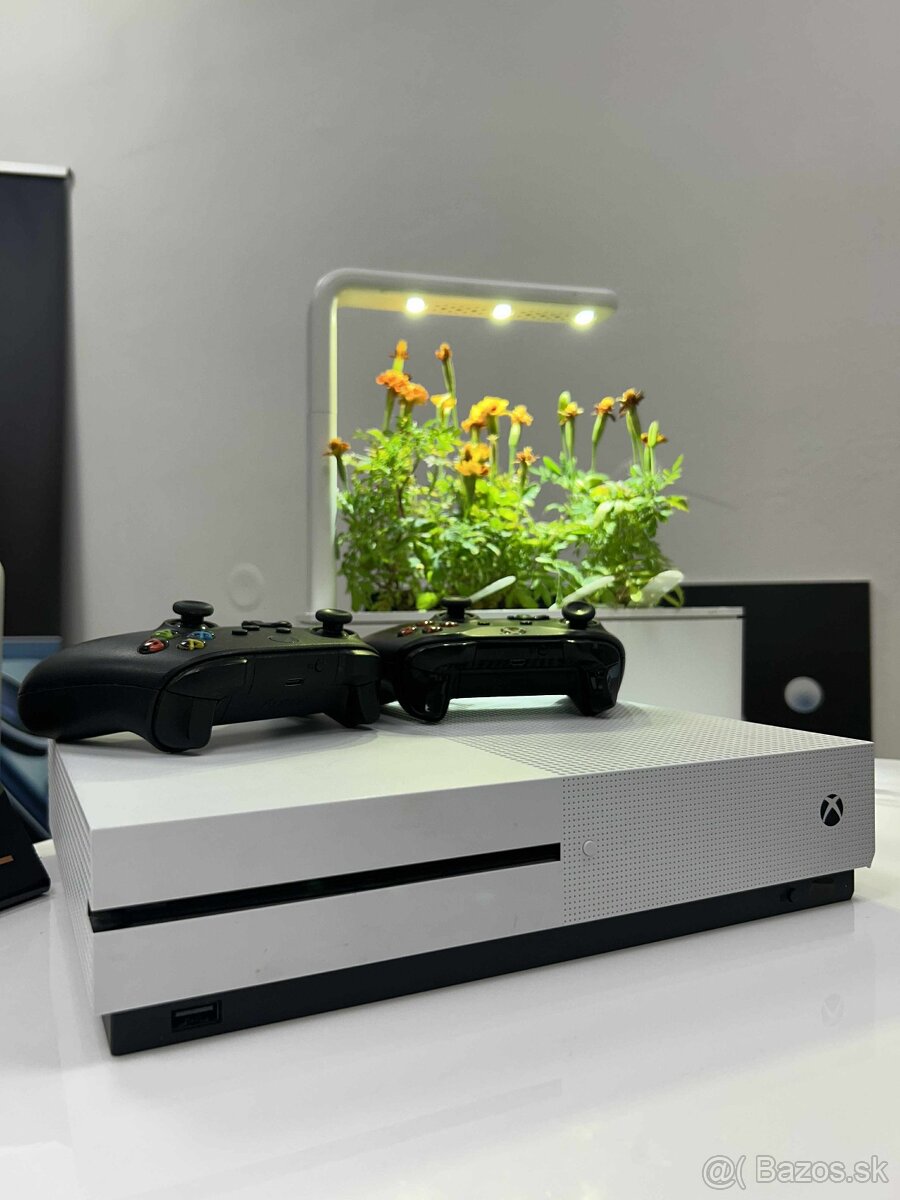 Xbox One S 1TB + joystick + hra