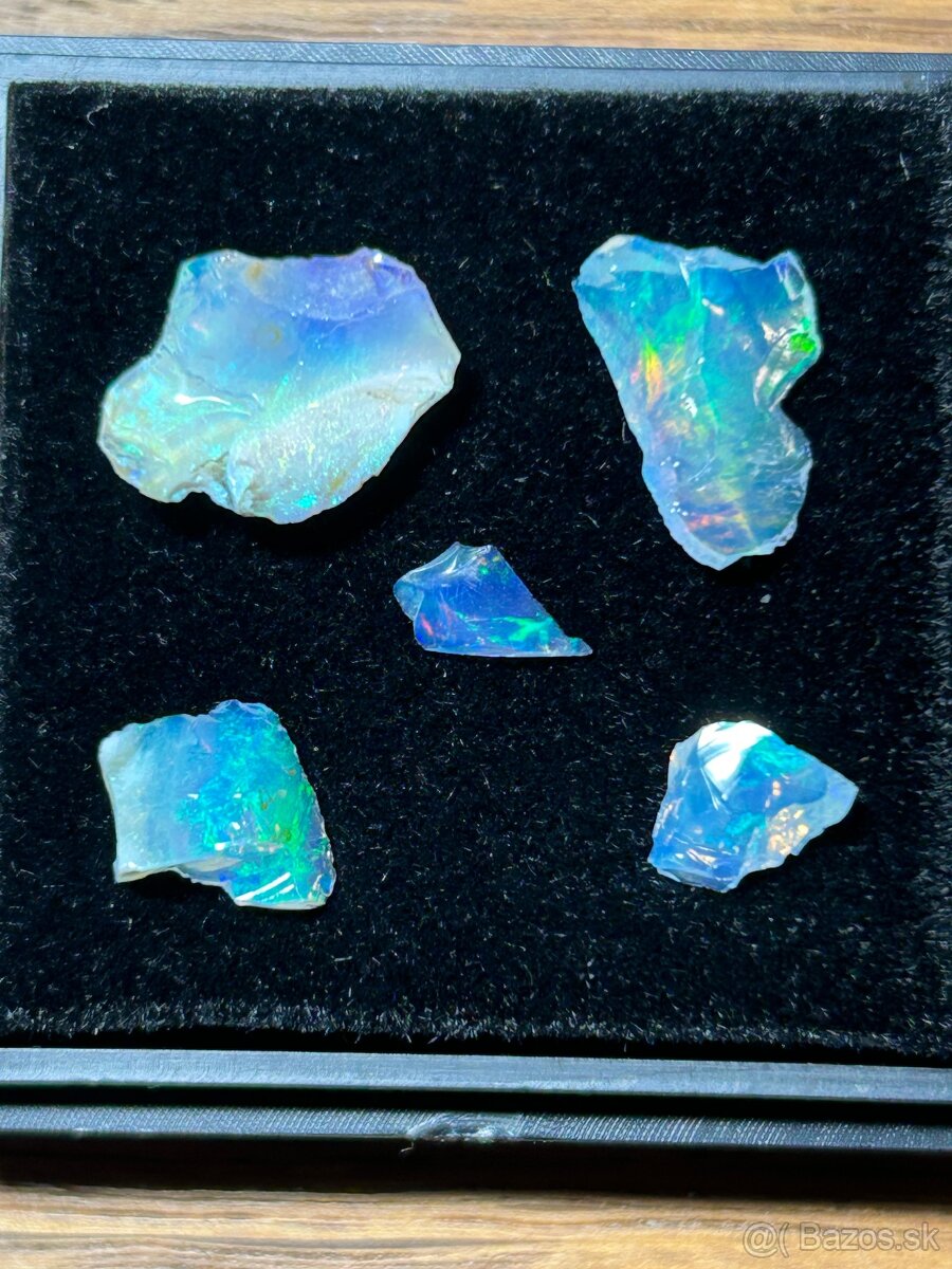 Slovenský Drahý opál, minerál kameň, šperk, drahokam,