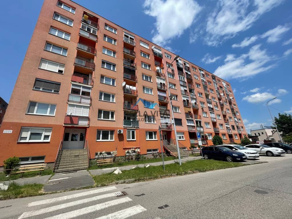 Priestranný 4-izbový byt s balkónom na prenájom v Šali-Veči