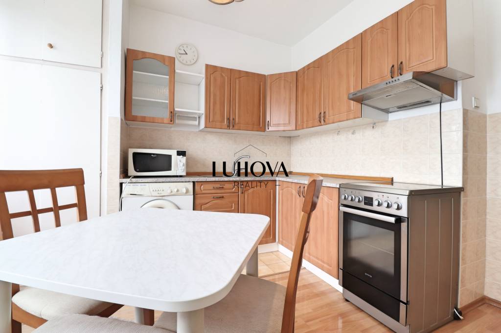 VEĽKÝ 2-izbový byt v centre mesta