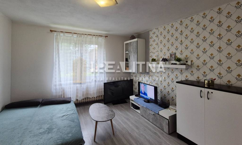 1-IZBOVÝ BYT PO KOMPLETNEJ REKONŠTRUKCII, 31 M2 ZVOLEN - SEK