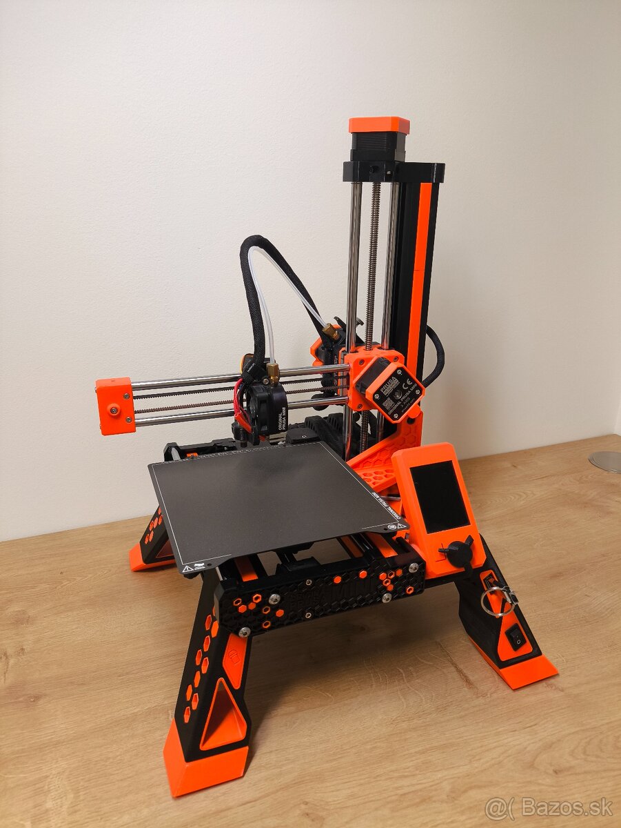 Prusa mini+ s krytom a príslušenstvom