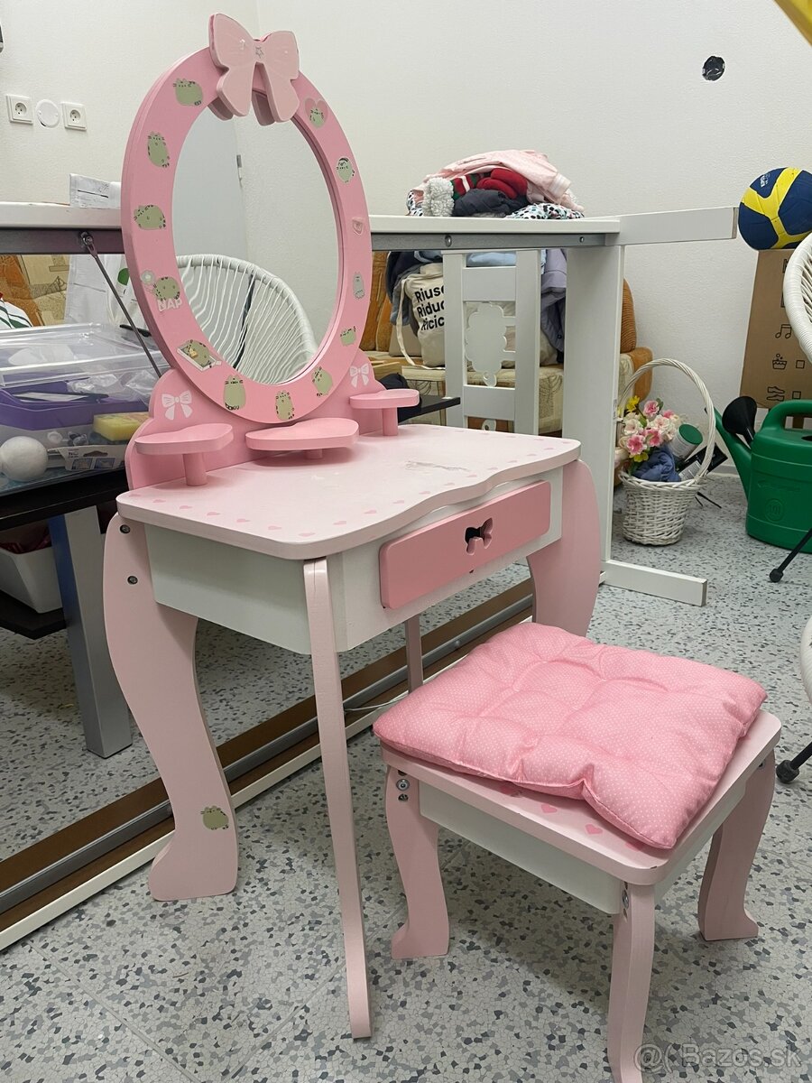 Kozmetický stolček