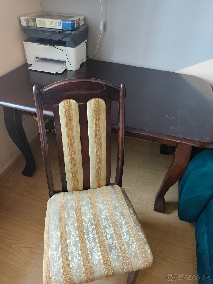 Stôl a 4 stoličky