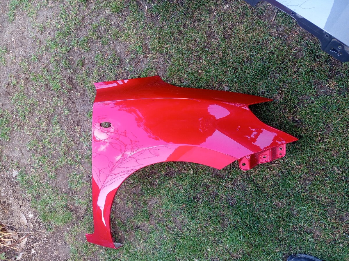 Predný pravý blatník Suzuki Swift