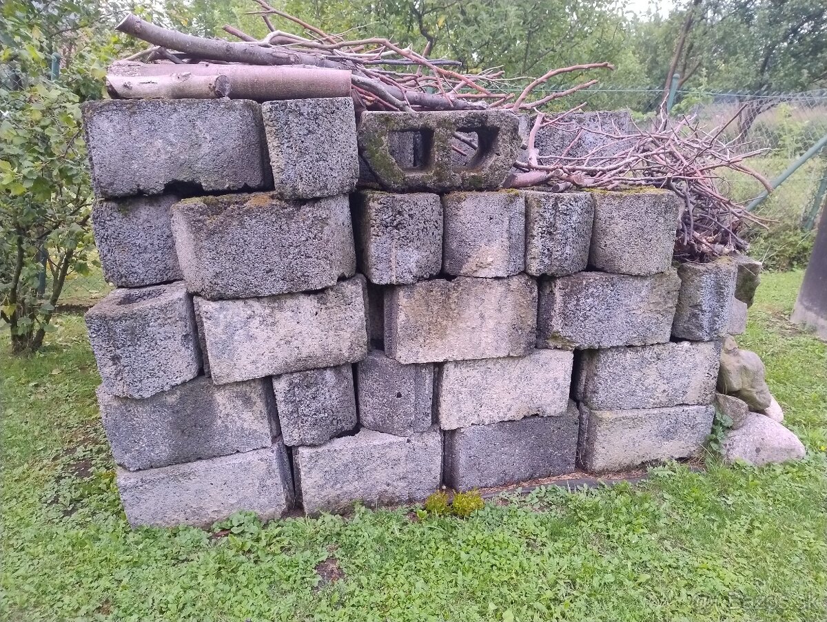 Darujem tvárnice
