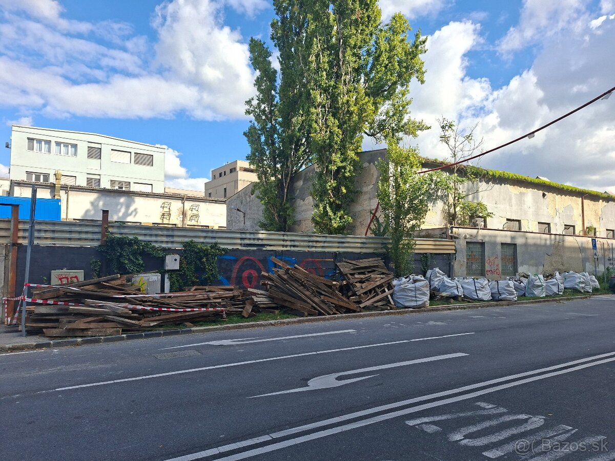 Darujem cca 1 kamión dreva z krovu za odvoz