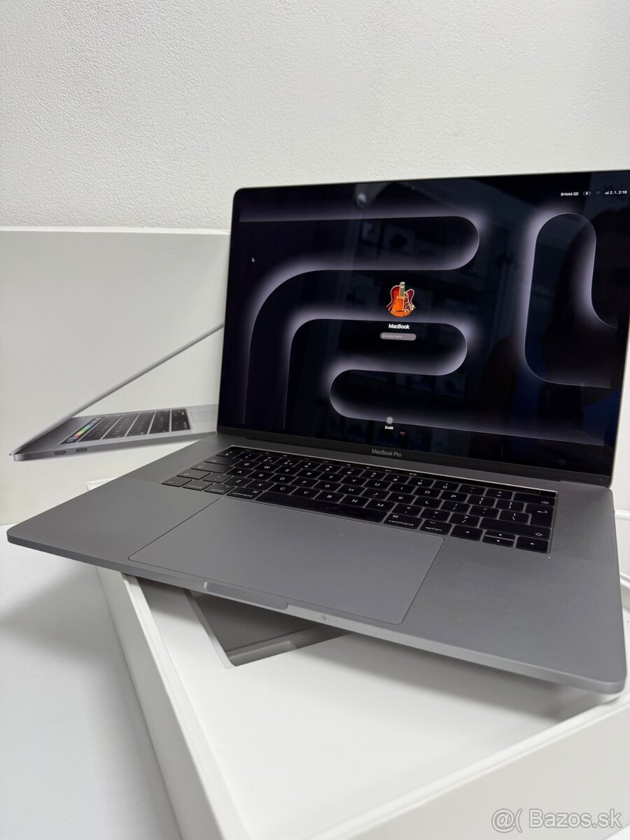  Apple MacBook Pro 15" (2017) Space Gray - 262 cyklov 
