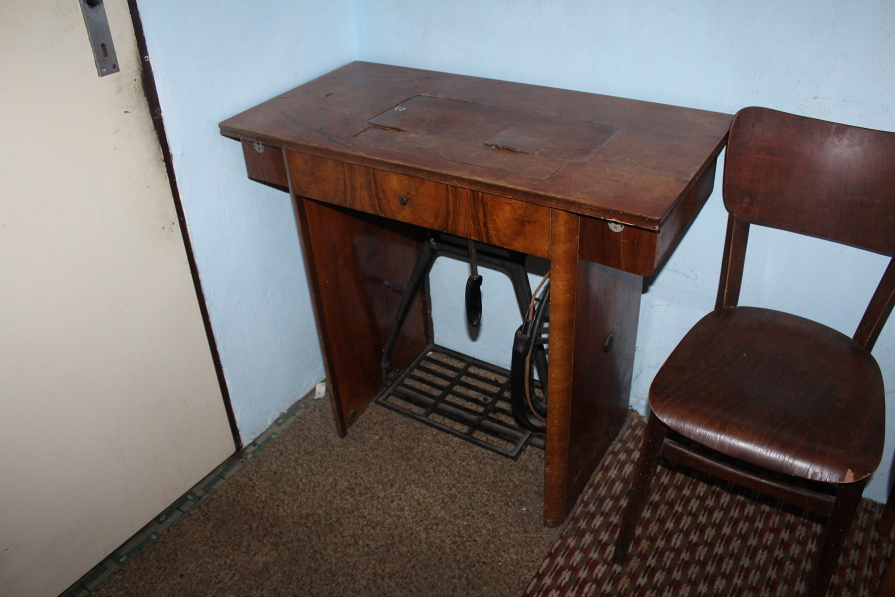 šicí stroj,skrina, knihovnička,sedačka.