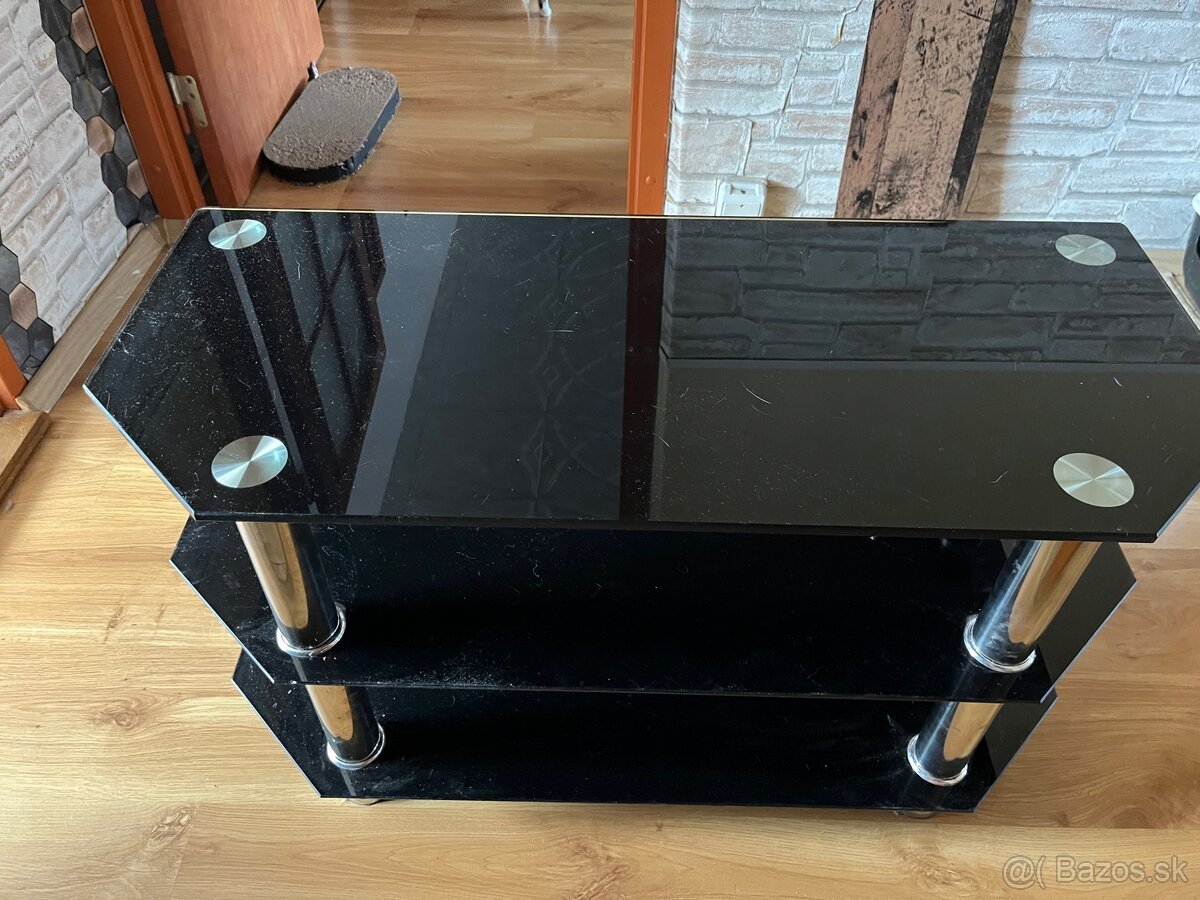 Sklenený stolík pod TV