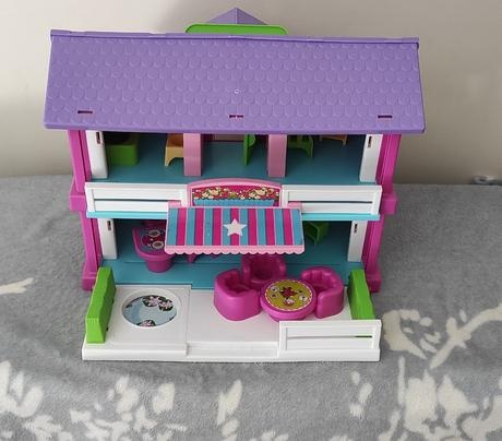 Plastový domček pre bábiky s príslušenstvom