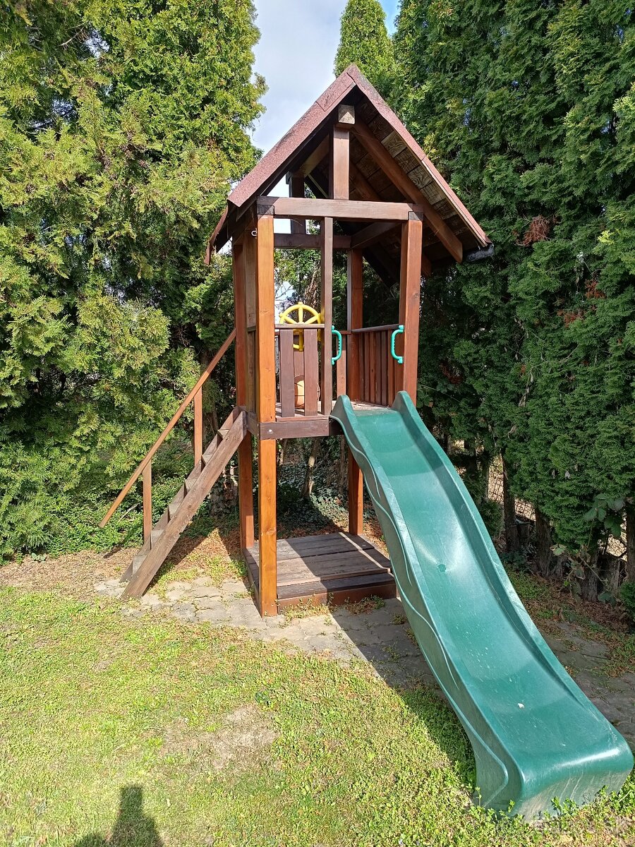 Predám detský záhradný domček so šmykľavkou