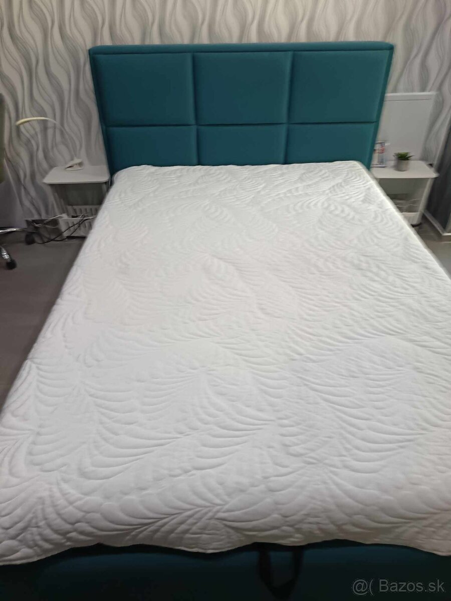 Predám postel s matracom 400 eur/ bez matraca 300 eur