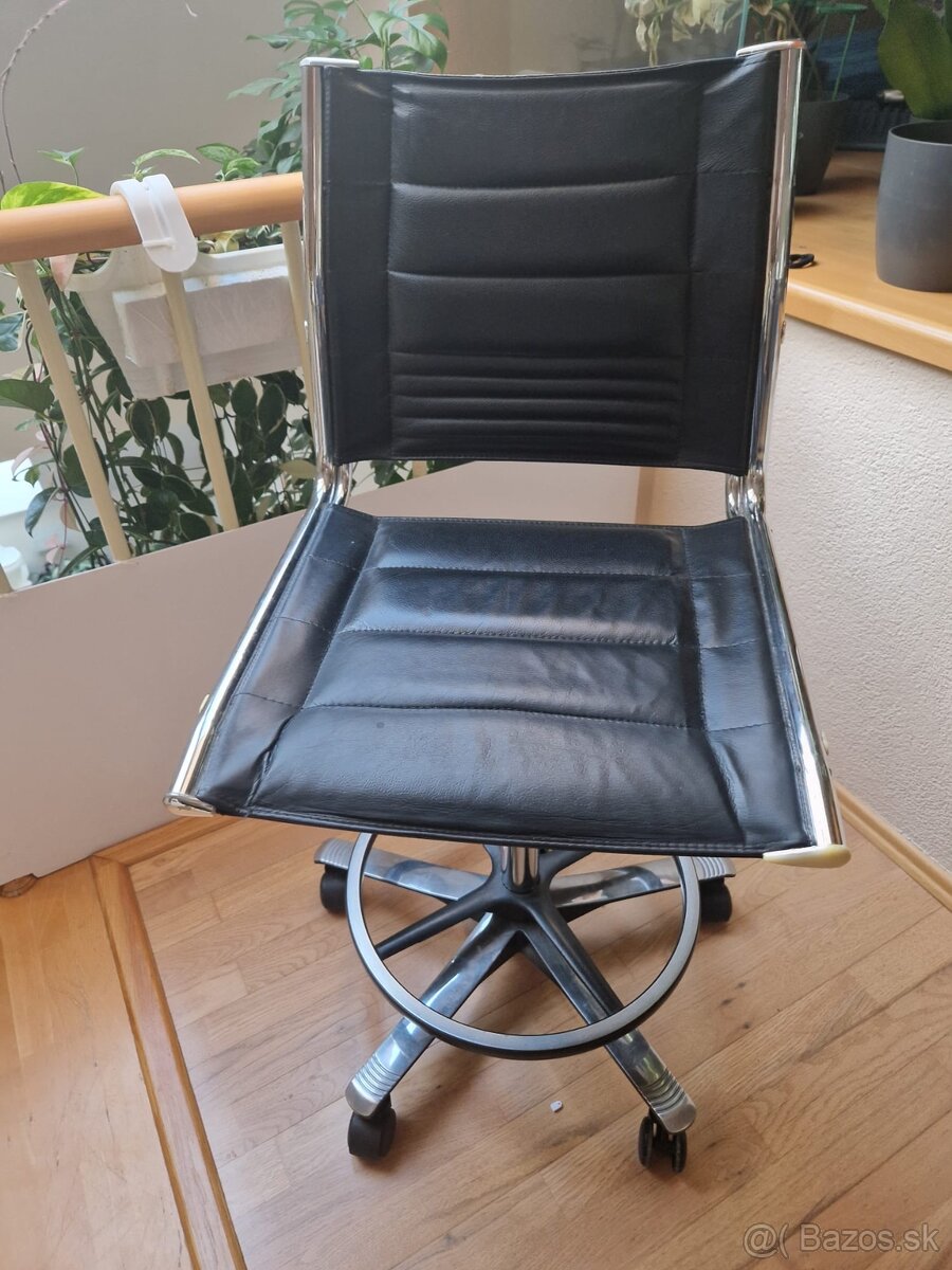 Otočná koliesková vyvýšená stolička