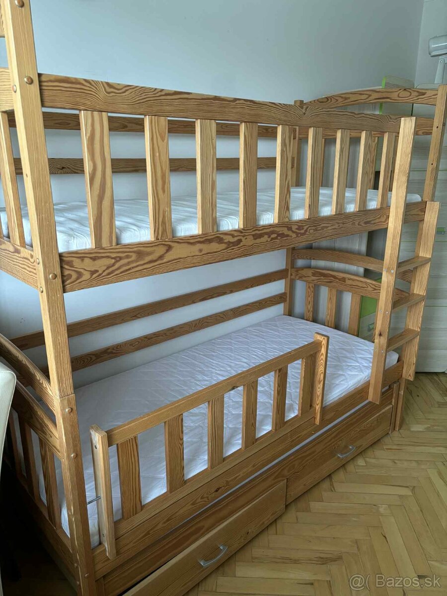 Dvojposchodová posteľ s prísteľkou