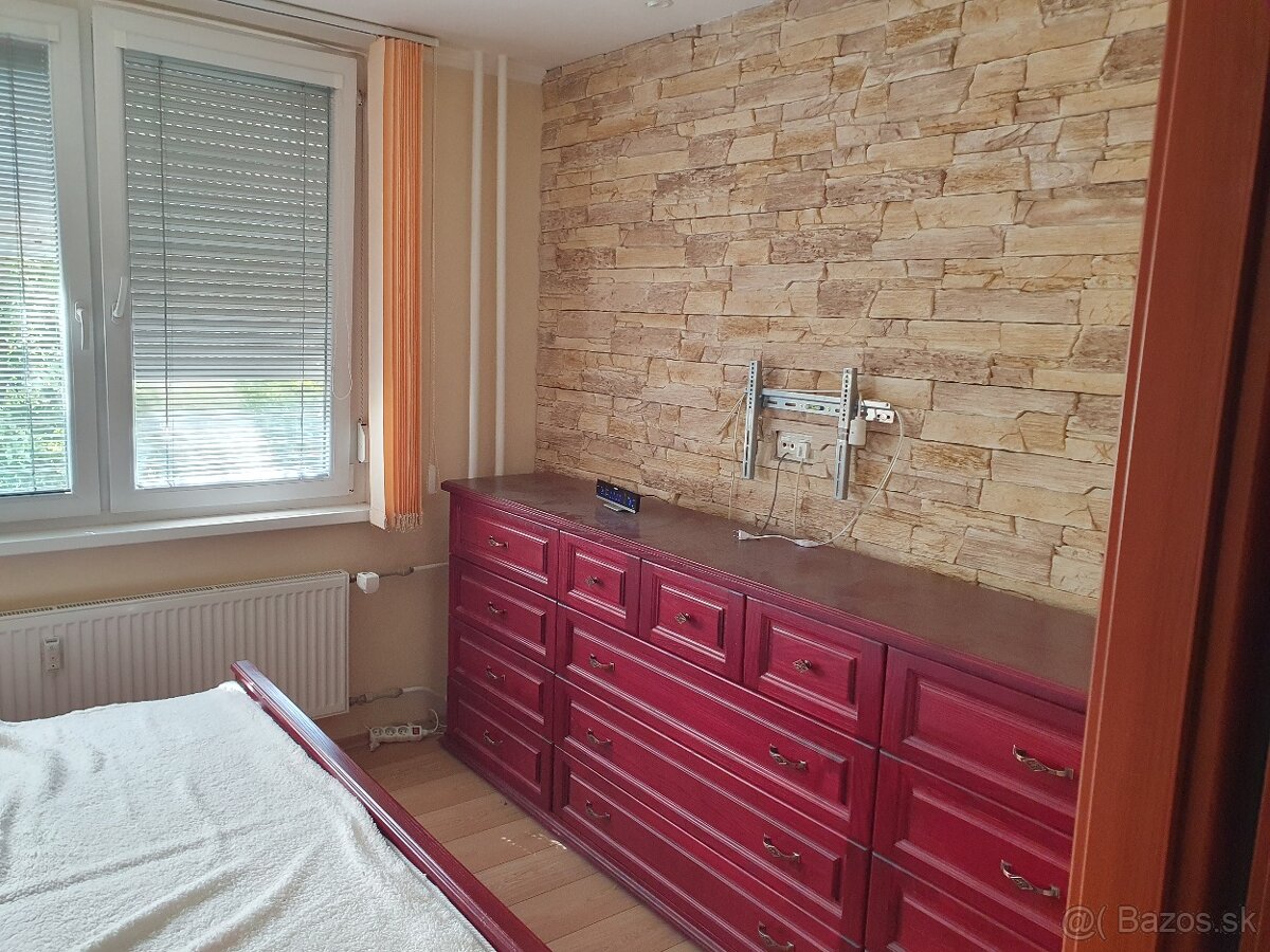 Predám 2, 5 izbový byt v Štúrove blízko Jednoty