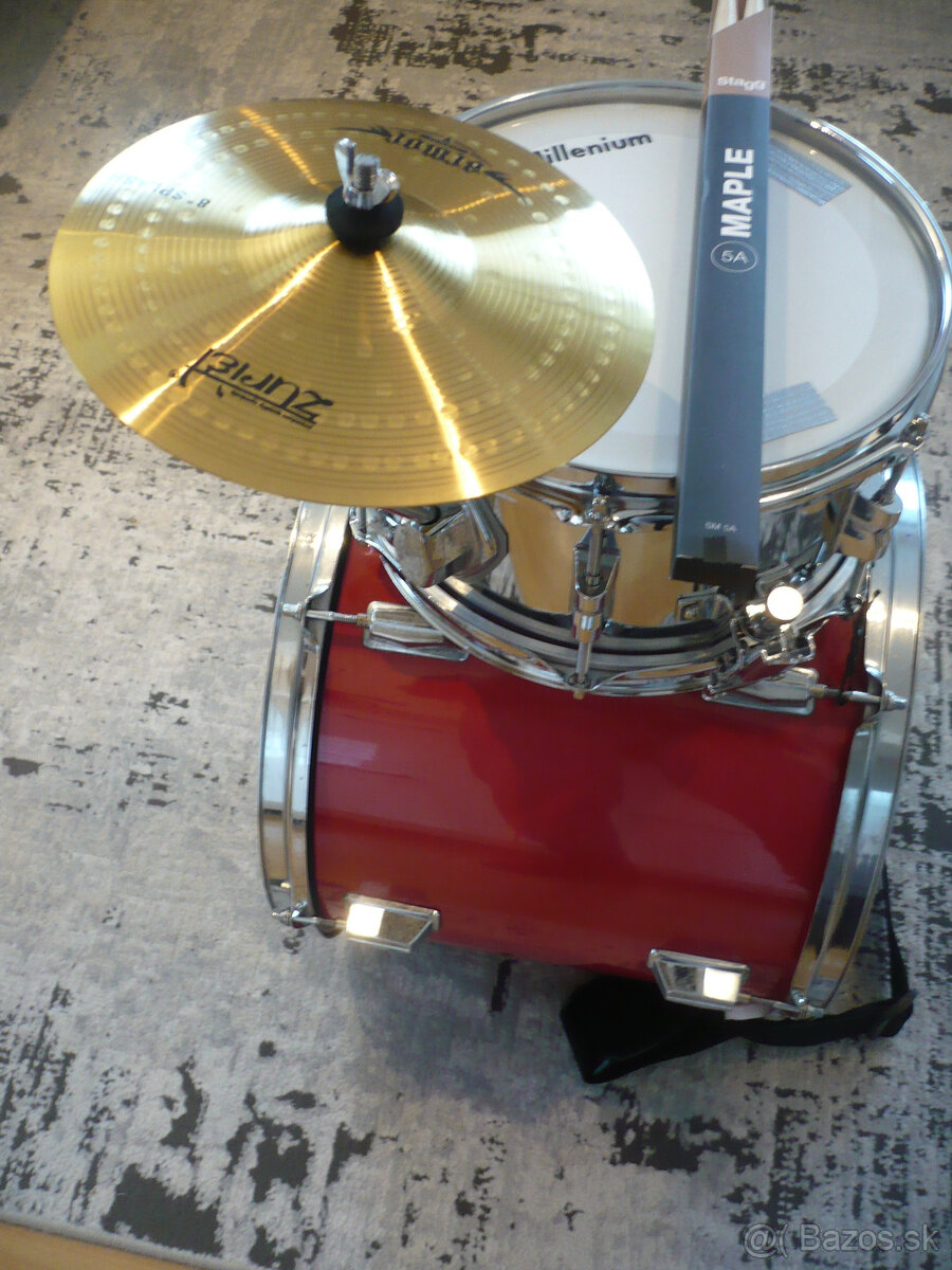 Bicie s činelkou na chodníky