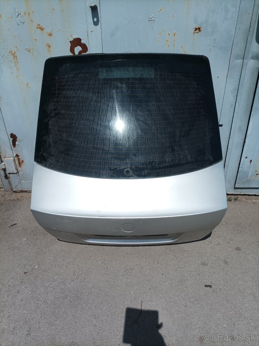 Predám zadné piate dvere na škoda Octavia