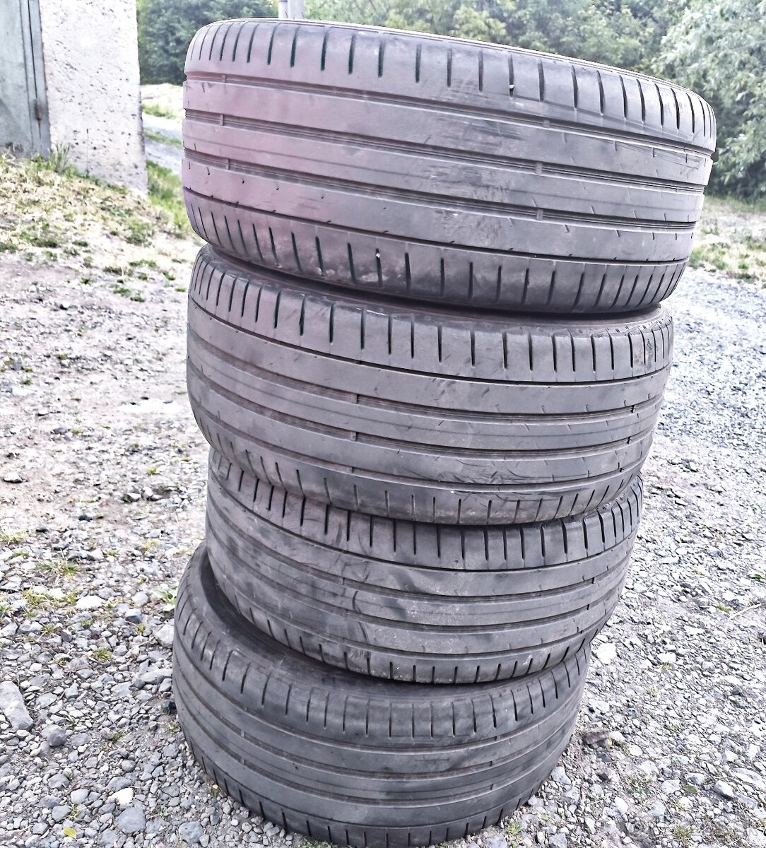 245/45 R18