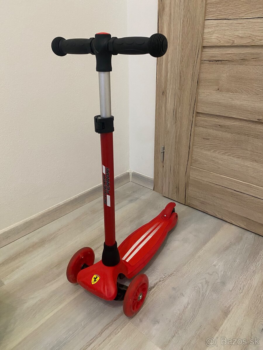 Detská kolobežka Ferrari