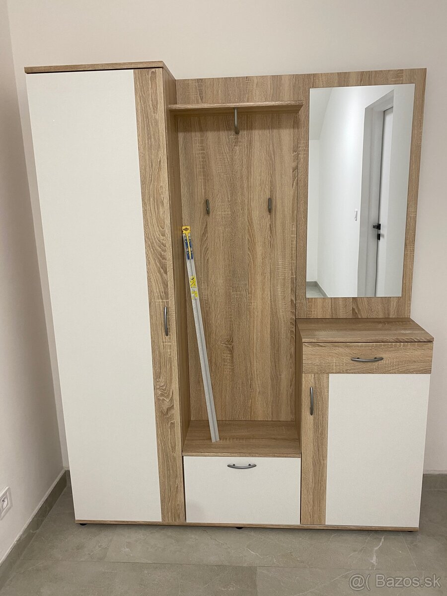 Nabytok do predsiene na predaj