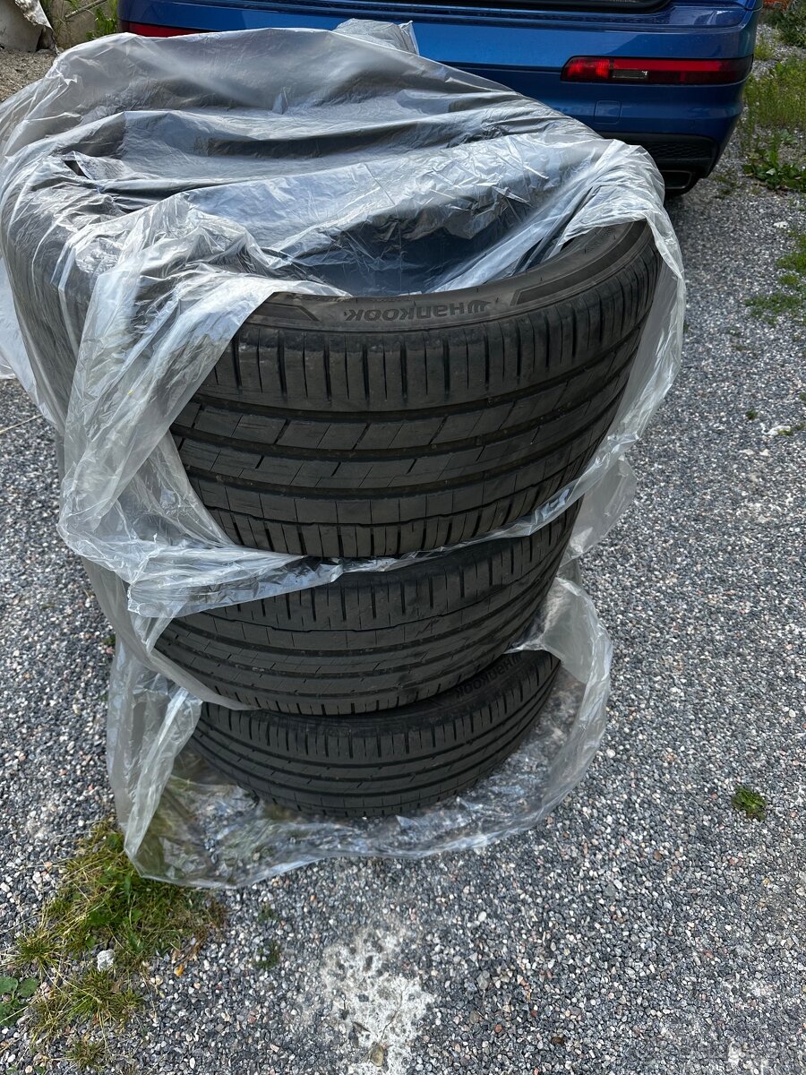 285/35R22