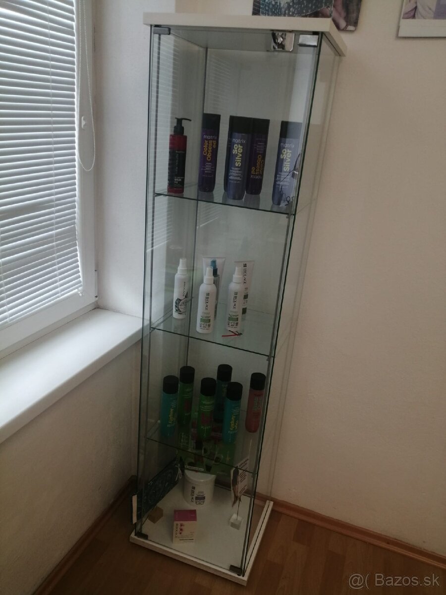 Presklená vitrína.
