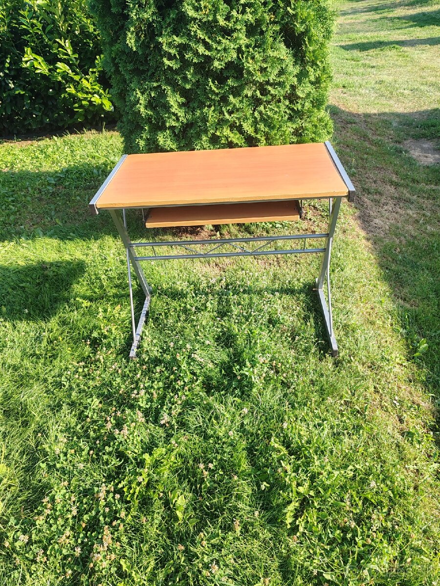 Počítačový stolík
