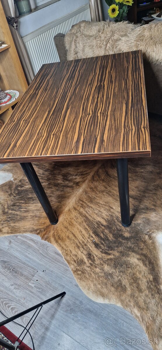 Stôl 120x80cm  nôzky sa daju prispôsobit nerov. povrchu