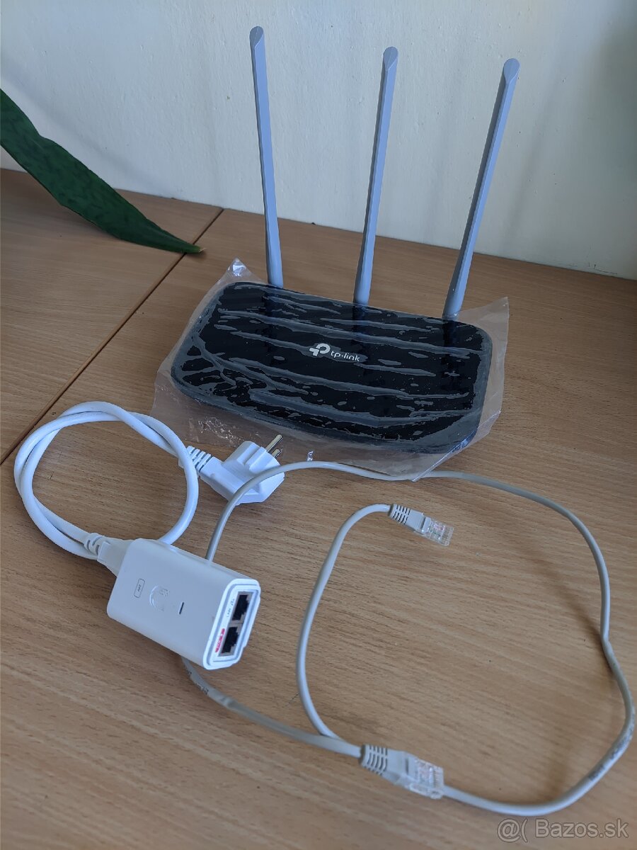 Novy Router TP-LINK + Ubiquiti injektor (napajanie) spolu