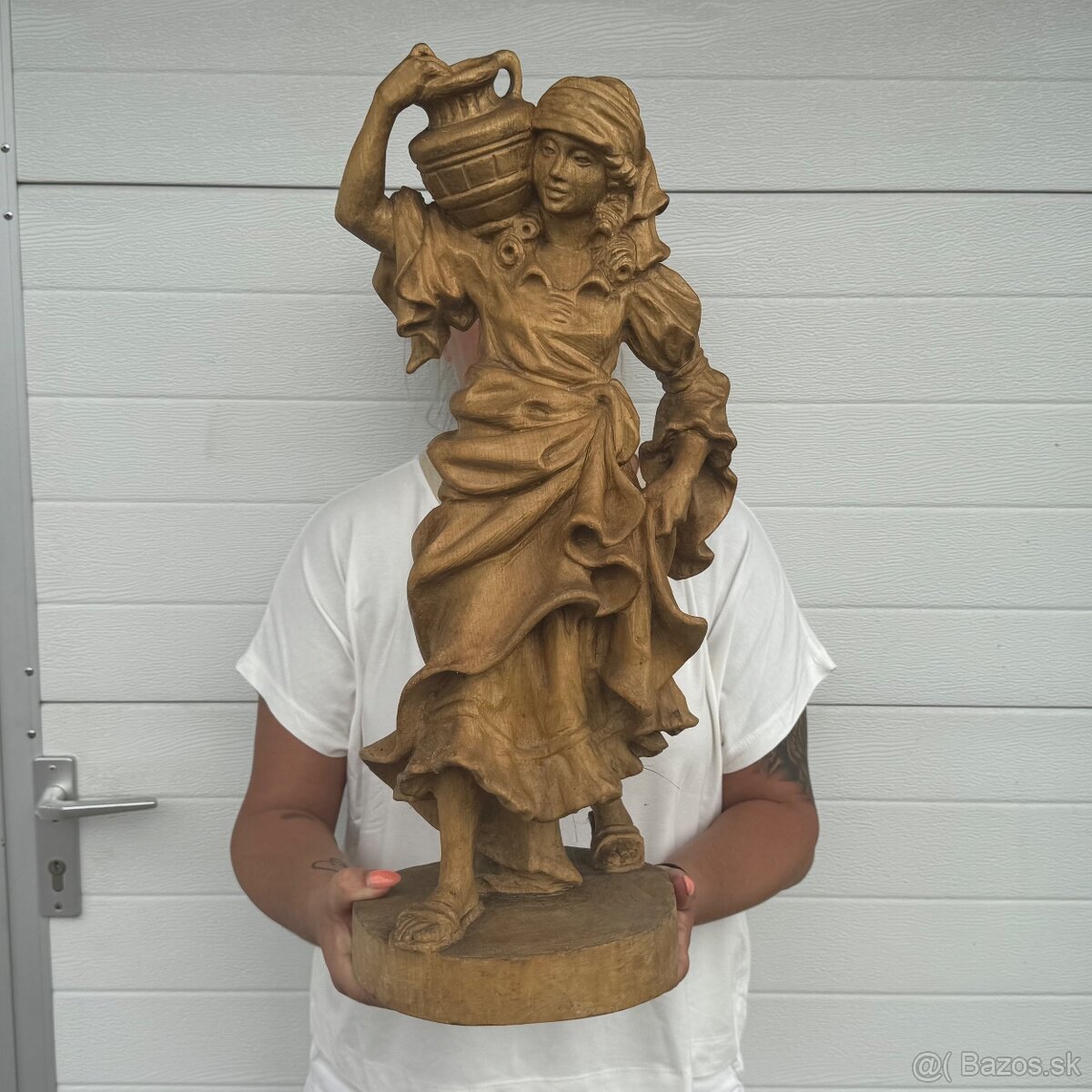 Velká socha dřevená ruční práce Samaritánka se džbánem