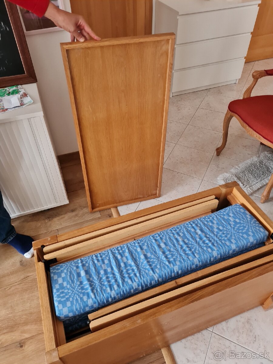 Starožitny nábytok unikát , drevená truhlica a v nej posteľ