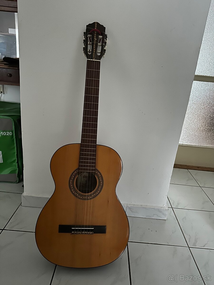 Predám klasickú šesťstrunovú gitaru