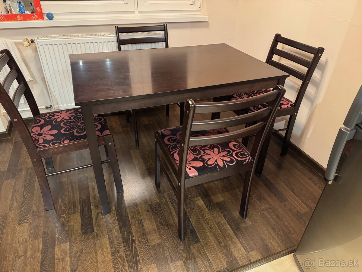 Predám stôl z masívu + 4 stoličky
