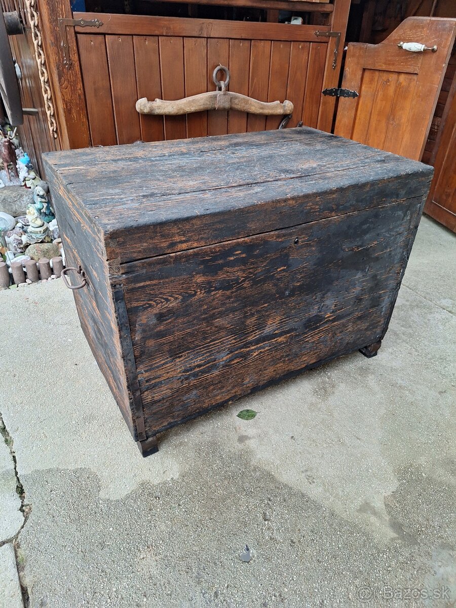 Stará drevenna truhlica