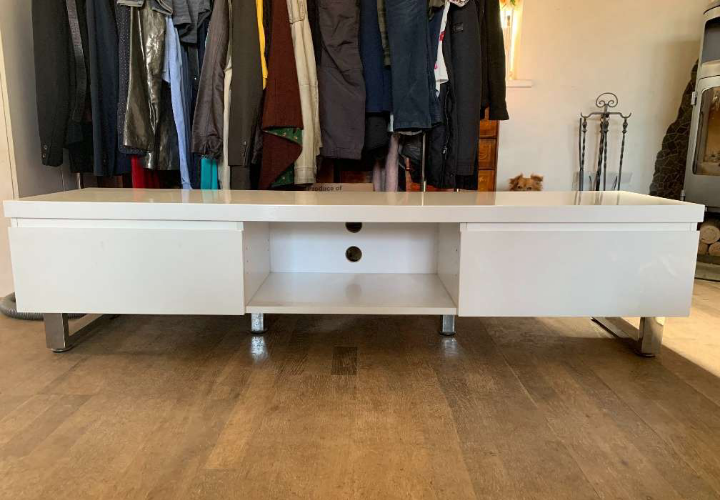 Skrinka do obývačky pod televízor