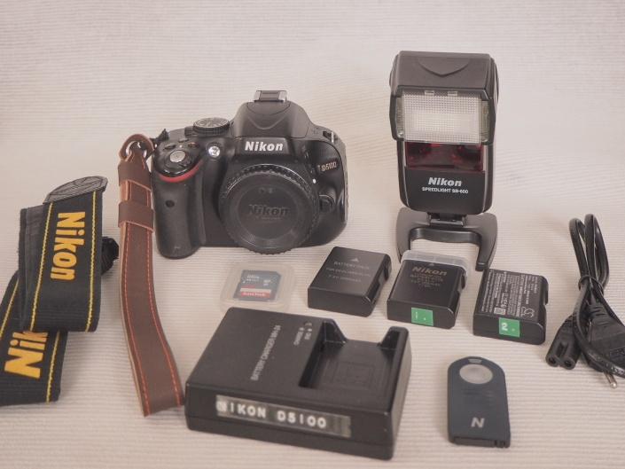 Nikon D5100 s príslušenstvom.