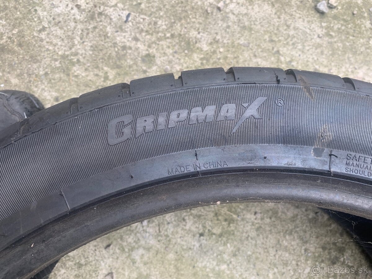 275/40R22