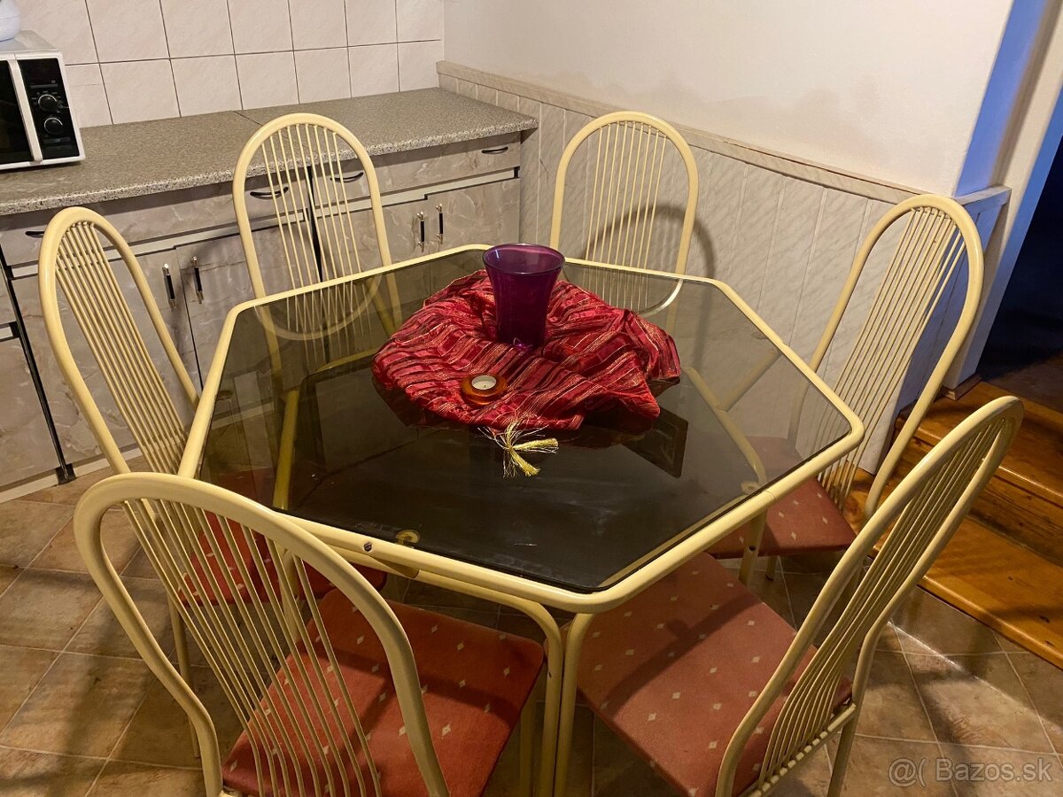 Jedálenský stôl